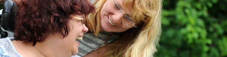 Zwei lachende Frauen