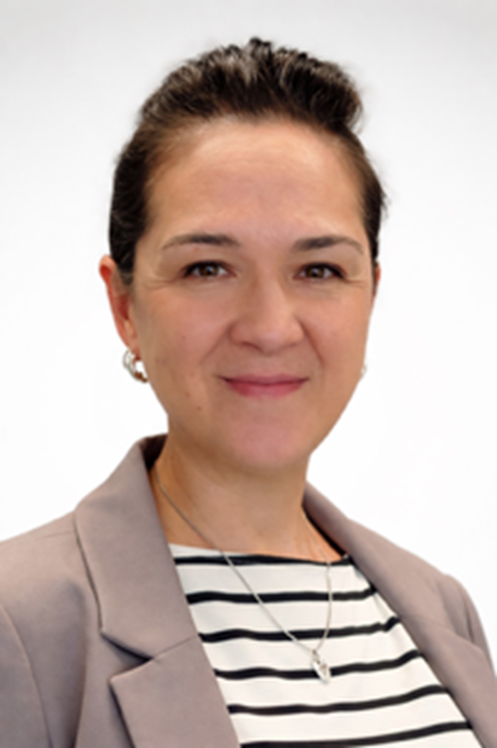 Portraitbild einer Frau mit dunklen Haaren vor einem weißen Hintergrund