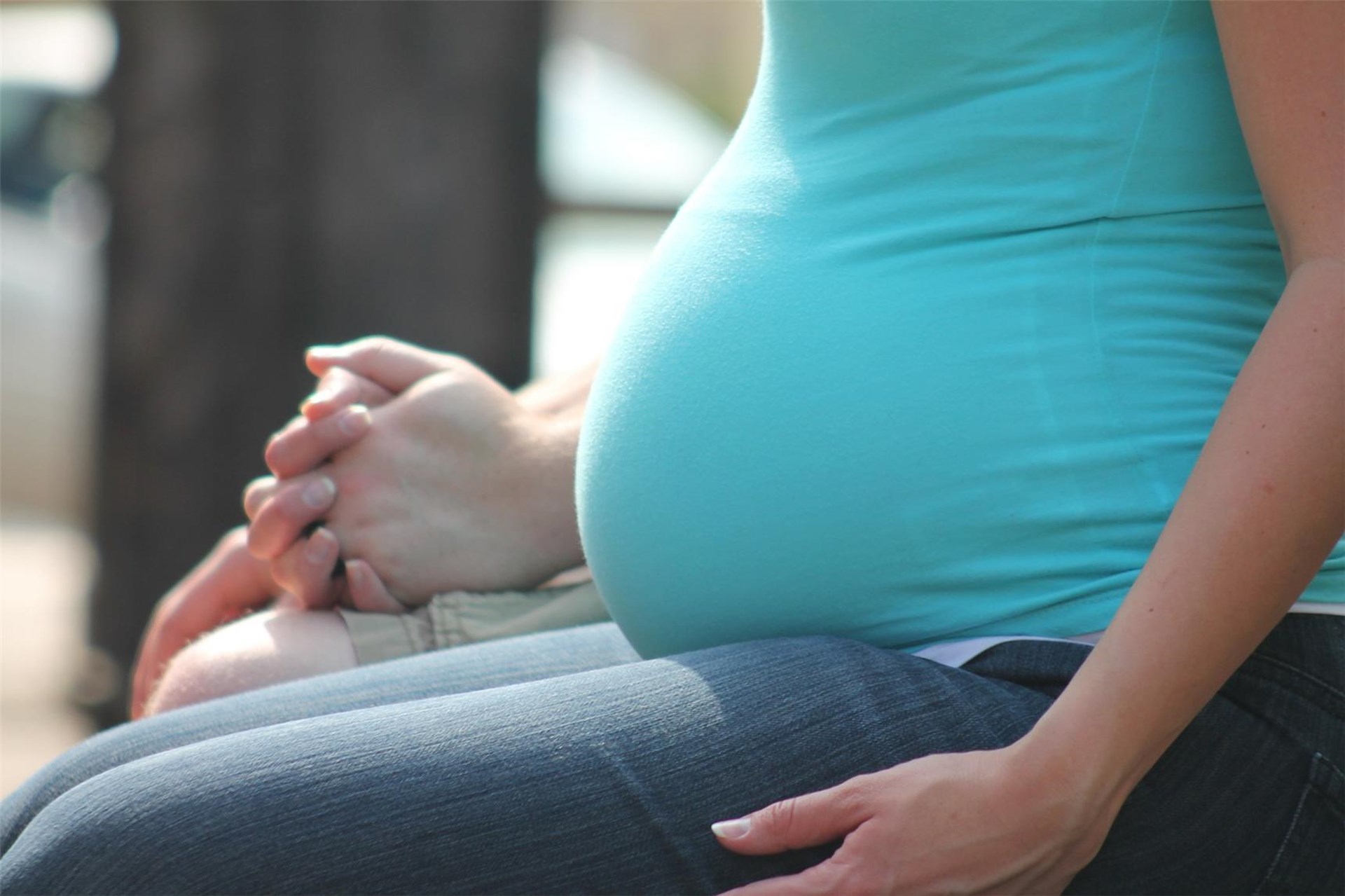 Bauch einer Schwangeren von der Seite fotografiert