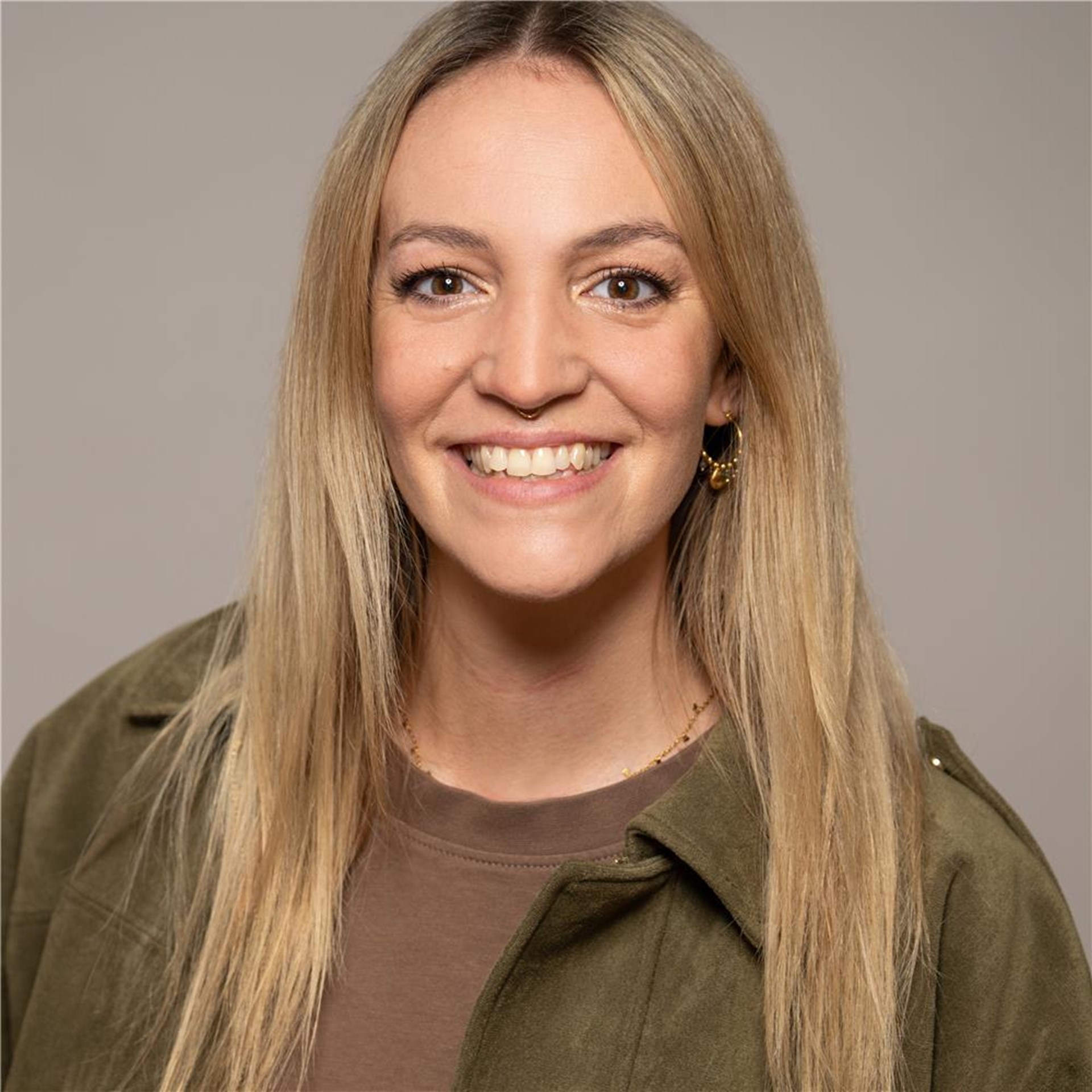 Opgenoorth, Gina
lächelnde blonde Frau, braunes Oberteil mit grüne Jacke darüber