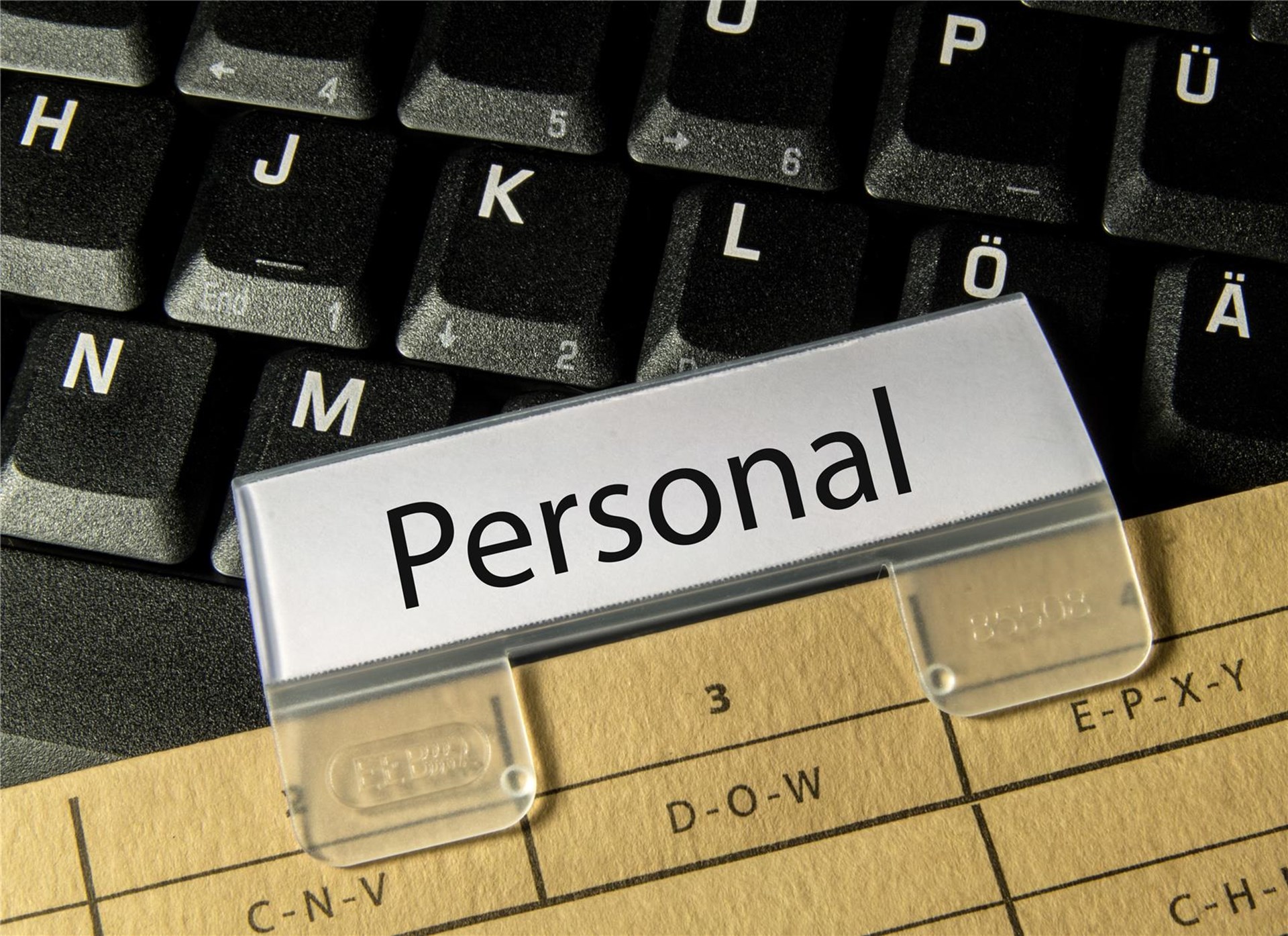 Personalakte liegt auf Computertastatur